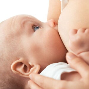 初乳哺餵指南:初乳4大功效、產後手擠乳3步驟輕鬆上手 初乳哺餵指南